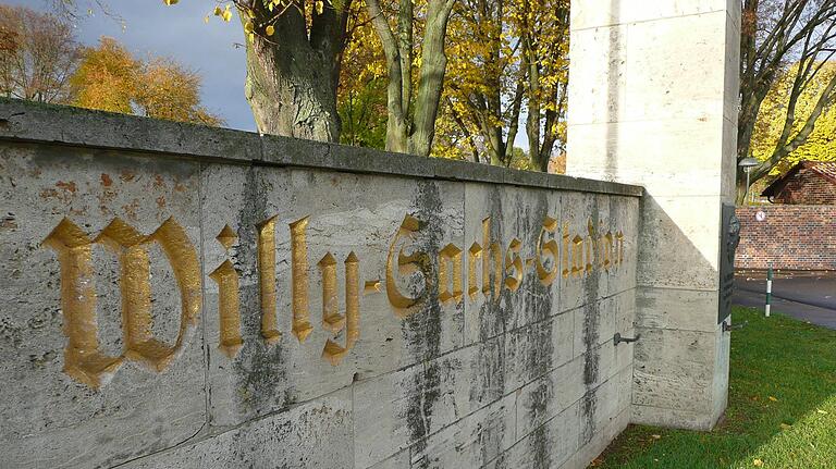 Der goldene Schriftzug an der Mauer am Ander-Kupfer-Platz weißt auf Stadionstifter Willy Sachs hin. Der goldene Schriftzug an der Mauer am Ander-Kupfer-Platz weißt auf Stadionstifter Willy Sachs hin.