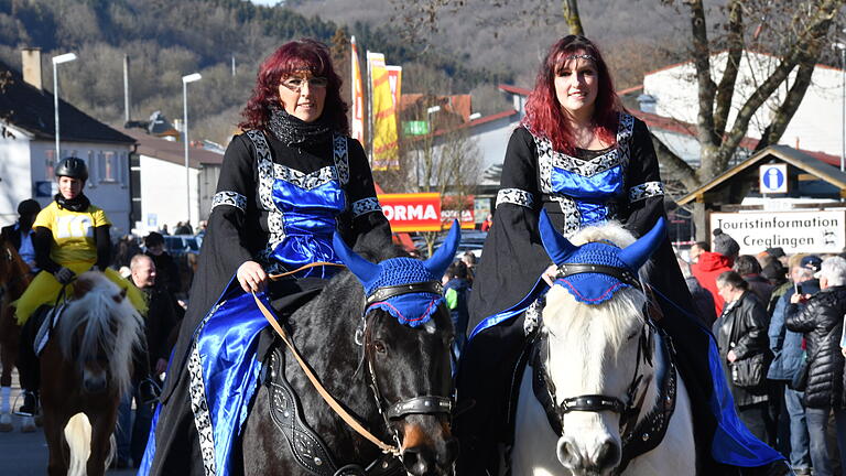 Mischung aus Faschingszug und Pferdeschau: Der Creglinger Pferdemarkt. Unser Bild stammt aus dem vergangenen Jahr. Mischung aus Faschingszug und Pferdeschau: Der Creglinger Pferdemarkt. Unser Bild stammt aus dem vergangenen Jahr.