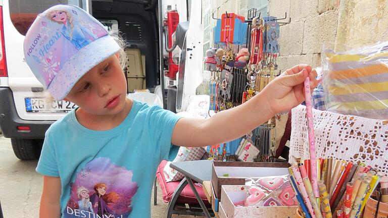 Marie aus Stangenroth kam auch nach Euerdorf zum Flohmarkt. - Marie aus Stangenroth kam auch nach Euerdorf zum Flohmarkt. Marie aus Stangenroth kam auch nach Euerdorf zum Flohmarkt. - Marie aus Stangenroth kam auch nach Euerdorf zum Flohmarkt.