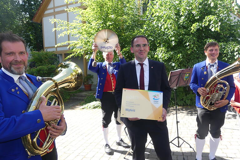 Die Scheibe bleibt im Dorf: Auch der Musikverein Wipfeld feierte nach dem Abschlussfest symbolisch die 'Goldmedaille', mit dem Bürgermeister. Die Scheibe bleibt im Dorf: Auch der Musikverein Wipfeld feierte nach dem Abschlussfest symbolisch die 'Goldmedaille', mit dem Bürgermeister.