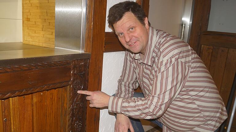  Daniel Schierling will möglichst viel vom Flair der Gaststätte erhalten, wie diese Schnitzereien an der Theke. Daniel Schierling will möglichst viel vom Flair der Gaststätte erhalten, wie diese Schnitzereien an der Theke. 
