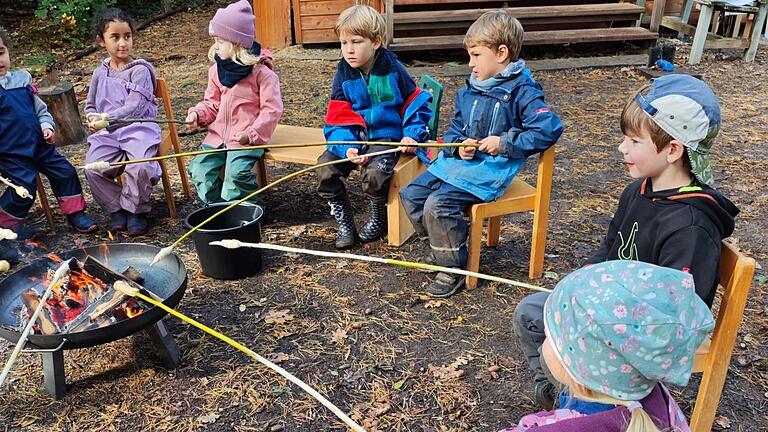 Kinder des Waldkindergartens an der Feuerstelle. Kinder des Waldkindergartens an der Feuerstelle.