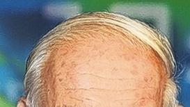Grosser kommt       -  Würzburg (rdf)   Am Samstag, 18. Oktober, ist Alfred Grosser (Paris), bekannter Kenner der deutsch-französischen Beziehungen, auf Einladung des Instituts für Politikwissenschaft und Sozialforschung zu Gast an der Uni. Grosser spricht in einem öffentlichen Vortrag zum Thema &bdquo;Deutsche und französische Politik im erweiterten Europa&ldquo;. Im Anschluss findet eine Podiumsdiskussion statt, an der sich neben Grosser die Professoren Theodor Berchem, Rüdiger Ahrens und Gisela Müller-Brandeck-Bocquet beteiligen. Der Vortrag beginnt um 15.15 Uhr im Hörsaal 216 (Audimax) der Universität am Sanderring 1. Ende gegen 18 Uhr. Der Eintritt ist frei. Alfred Grosser wurde in Frankfurt am Main geboren. Seine Familie emigrierte 1933 nach Frankreich; 1937 nahm Grosser die französische Staatsbürgerschaft an. Schon früh hat sich Grosser für die deutsch-französische Verständigung eingesetzt.