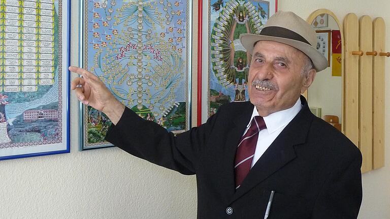 Abdulmesih Yüksel erklärt im syrisch-orthodoxen Gemeindehaus in Ochsenfurt die Ursprünge seiner Volks- und Religionsgemeinschaft, der Aramäer. Abdulmesih Yüksel erklärt im syrisch-orthodoxen Gemeindehaus in Ochsenfurt die Ursprünge seiner Volks- und Religionsgemeinschaft, der Aramäer.