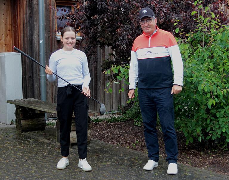 Der Vorsitzende des Golfclubs Steinbach, Dieter Diehm (rechts), mit der Bayerischen Vizemeisterin Hannah Lea Dürr, die ihre Leidenschaft für den Golfsport auf dem Platz zeigte. Der Vorsitzende des Golfclubs Steinbach, Dieter Diehm (rechts), mit der Bayerischen Vizemeisterin Hannah Lea Dürr, die ihre Leidenschaft für den Golfsport auf dem Platz zeigte.