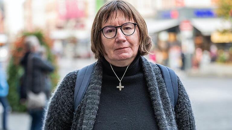 Schwester Irene Schrüfer vom Orden Congregatio Jesu aus München nimmt Abschied von Barbara Stamm.