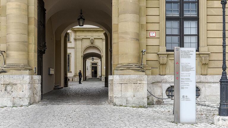 Im Südflügel der Residenz geht's zur Ausstellung 'Wein &amp; Sinnlichkeit' im Martin von Wagner Museum.