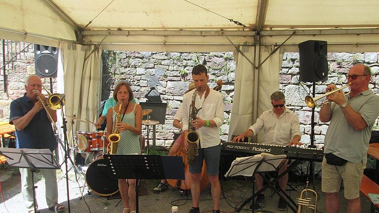 Das wiederbelebte Jazzfest auf der Trimburg am Sonntag, 23. Juni, beginnt bereits um 11.00 Uhr. Die Jam-Session wird zum verlängerten „Frühschoppen ,mitspielen kann jeder, der Lust und Laune hat.       -  Das wiederbelebte Jazzfest auf der Trimburg am Sonntag, 23. Juni, beginnt bereits um 11.00 Uhr. Die Jam-Session wird zum verlängerten „Frühschoppen ,mitspielen kann jeder, der Lust und Laune hat.