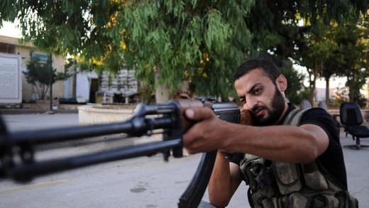 Syrischer Rebel       -  Ein syrischer Rebel in Aleppo. Die EU-Außenminister beraten über mögliche Waffenlieferungen an die Aufständischen in Syrien. Foto: EPA/STR