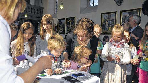 Gottesdienst zum Beginn des Benefizfestes: Gemeindereferentin Michaela Köller und das Kinderwortgottesdienst-Team organisierten einen Familiengottesdienst, in den auch die Schule von Maya, die Herbert-Meder-Schule in Unsleben, sowie die kooperierende Partnerklasse in Unsleben eingebunden war. Gottesdienst zum Beginn des Benefizfestes: Gemeindereferentin Michaela Köller und das Kinderwortgottesdienst-Team organisierten einen Familiengottesdienst, in den auch die Schule von Maya, die Herbert-Meder-Schule in Unsleben, sowie die kooperierende Partnerklasse in Unsleben eingebunden war.