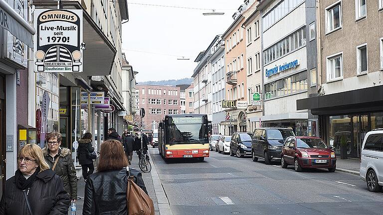 Der untere Teil der Theaterstraße soll Fußgängerzone werden. Dann fallen auch die Parkplätze weg. Die zahlreichen Busse werden allerdings dort weiterhin fahren. Der untere Teil der Theaterstraße soll Fußgängerzone werden. Dann fallen auch die Parkplätze weg. Die zahlreichen Busse werden allerdings dort weiterhin fahren.