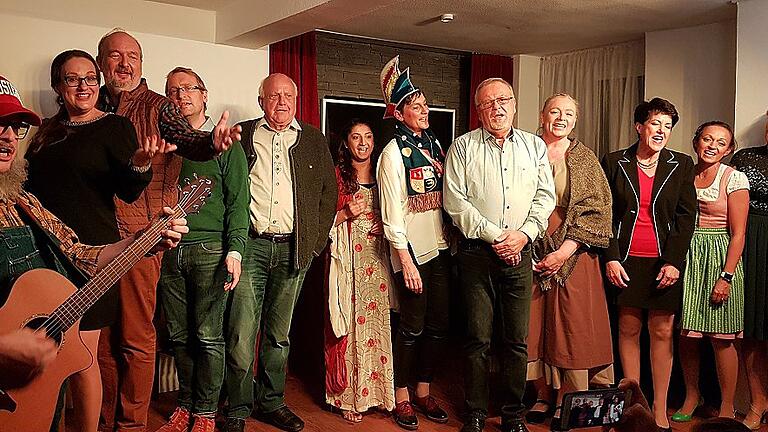 Die Akteure aus dem großen Ensemble des Kleinen Stadttheaters Gerolzhofen gestalteten den Abend &bdquo;Neue Heimat &ndash; alte Heimat&ldquo; mit selbstverfassten Darbietungen: (von links) Scotty Riggins, Silvia Kirchhof, Klaus Vogt, Philip Errington-Zietlow, Alfred Gaiser, Rouhev Osman, Stefanie Lembcke, Achim Roth, Gerdi Mengler, Doris Geisler, Anita Wozniak und Katharina Vrona.