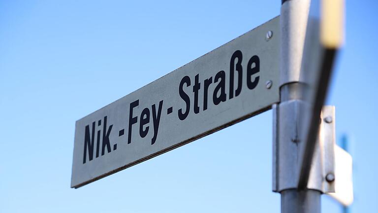 Bleibt der Name des Heimatdichters Nikolaus Fey auf dem Straßennamensschild in Gerolzhofen, oder verschwindet er schon bald? Der Stadtrat wird in den nächsten drei bis vier Monaten darüber entscheiden.