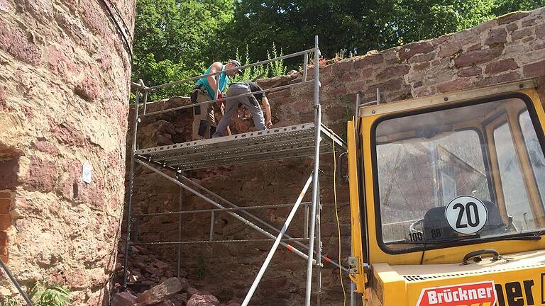 Scherenburg-Mauer wird abgebrochen       -  (bjk)   Die Mauer auf der Scherenburg, die sich bedenklich gewölbt hat, wird von der Firma Brückner-Bau teilweise abgebrochen. Am Dienstag waren zwei Arbeiter dabei, von einem Gerüst aus mit einem Schlagbohrer die Steine Stück für Stück abzutragen. Laut Bürgermeister Jürgen Lippert wird das kaputte Teilstück abgetragen und wieder aufgebaut. &bdquo;Das, was notwendig ist, wird gemacht.&ldquo; Bis zu den Scherenburgfestspielen soll die Mauer wieder stehen. Da mit Blick auf das Jubiläum der Festspiele mehr Geld in den Haushalt eingestellt wurde, hofft Lippert, dass dieses reicht. Ansonsten werde sich irgendeine Finanzierungsmöglichkeit finden.