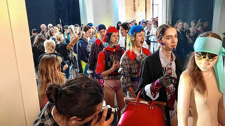 Schnappschuss: Trend-Friseur Matthias Herzberg stylte auf der Fashion-Week in Paris unter anderem Models von Maison Margiela. Schnappschuss: Trend-Friseur Matthias Herzberg stylte auf der Fashion-Week in Paris unter anderem Models von Maison Margiela.