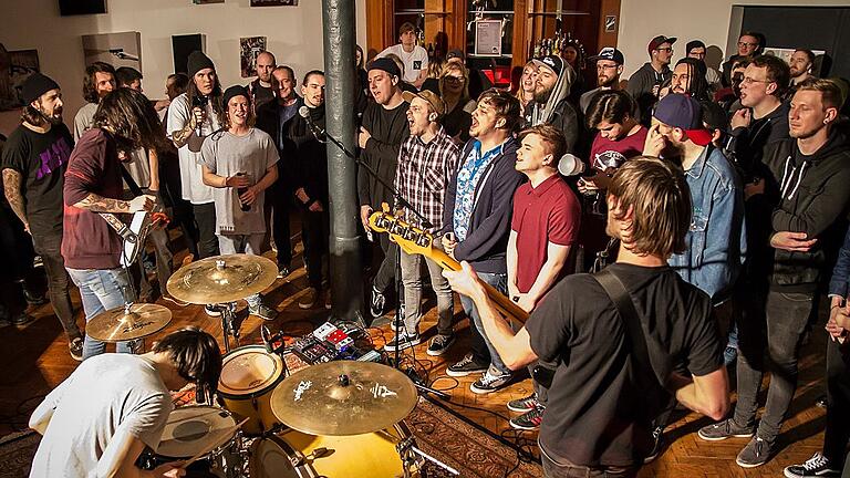 Das JUZE ist mittlerweile als Konzertort etabliert: Im Bild ein Konzert von 52 Hertz, einer Band aus Bad Neustadt und Umgebung, im März 2016. Das JUZE ist mittlerweile als Konzertort etabliert: Im Bild ein Konzert von 52 Hertz, einer Band aus Bad Neustadt und Umgebung, im März 2016.
