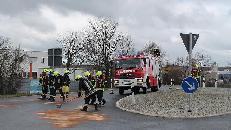 Eine lange Dieselspur musste die Feuerwehr Gerolzhofen am Montag abbinden.