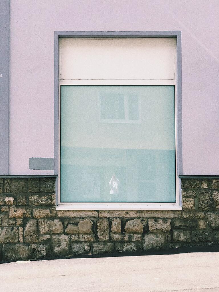 Würzburg, Stadtteil Grombühl: Hier gibt es auffällig viele zugemauerte Fenster. Würzburg, Stadtteil Grombühl: Hier gibt es auffällig viele zugemauerte Fenster. 
