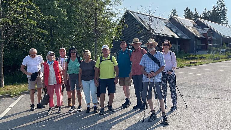 Die Wandergruppe vor dem NABU-Haus.