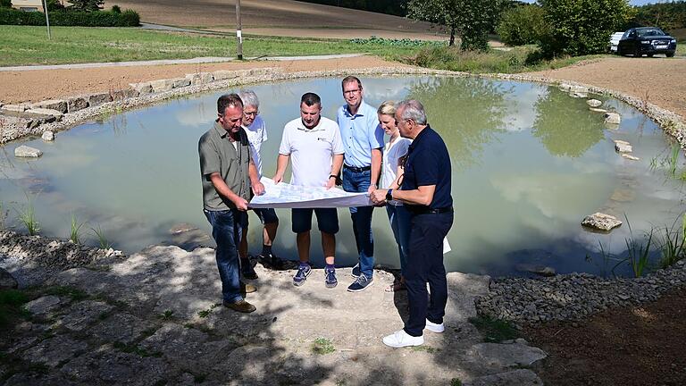 Freuen sich gemeinsam über die Fertigstellung des neuen Sees in Kützbrunn (von links): Gartengestalter Richard Kalkofer, Ortschaftsrat Matthias Kraus, Siegfried Scherer von der ausführenden Baufirma Konrad Bau, Ortsvorsteher Alexander Schiffermeyer, Rathausmitarbeiterin Christina Wenz und Bürgermeister Joachim Markert.