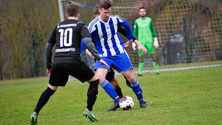 Testspiele im Fußballkreis Rhön       -  David Graser vom SV Aura (in blau-weiß) geht ins Duell mit Florian Endres von der SG Ermershausen.