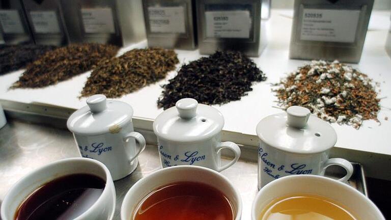 Die Teesorten Assam, Oolong und der Grüntee Genmaicha enthalten Koffein. Ob sie beruhigen oder anregen, entscheidet die Ziehzeit. Foto: Frank Rumpenhorst       -  Abnehmen leichtgemacht? Der Oolong-Tee befindet sich zwischen Schwarz- und Grüntee.