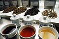 Die Teesorten Assam, Oolong und der Grüntee Genmaicha enthalten Koffein. Ob sie beruhigen oder anregen, entscheidet die Ziehzeit. Foto: Frank Rumpenhorst       -  Abnehmen leichtgemacht? Der Oolong-Tee befindet sich zwischen Schwarz- und Grüntee.
