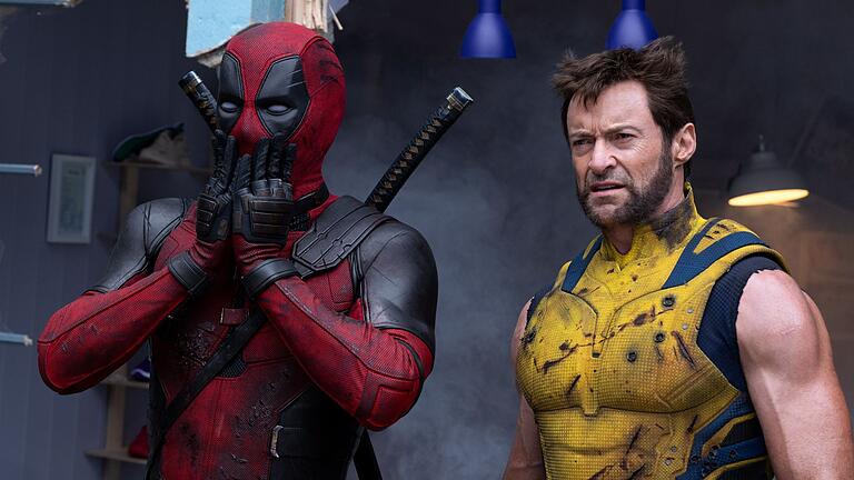 Ryan Reynolds (l) als Deadpool und Hugh Jackman als Wolverine       -  Reynolds und Jackman in ihren ikonischsten Filmrollen.