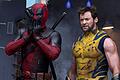 Ryan Reynolds (l) als Deadpool und Hugh Jackman als Wolverine       -  Reynolds und Jackman in ihren ikonischsten Filmrollen.