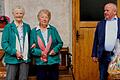 Die Zwillingsschwestern Rita Hofmann aus Kirchlauter (links) und Resi Dürrbeck aus Neubrunn feiern ihren 90. Geburtstag. Dazu gratulierte im Namen der Gemeinde auch Bürgermeister Karl-Heinz Kandler.