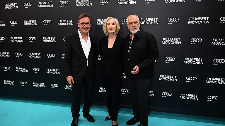 Filmfest München       -  Jessica Lange posiert in München mit Thomas Linsmayer (l), dem Geschäftsführer des Deutschen Theaters, und Filmregisseur Michael Cristofer für die Fotografen.