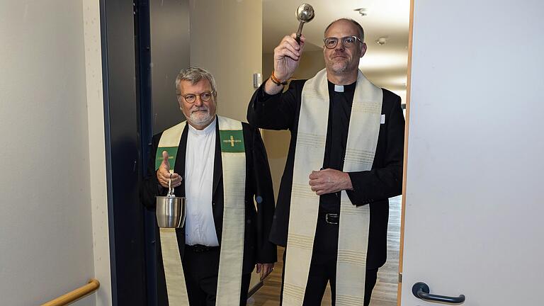 Pfarrer Thomas Menzel und Pfarrer Andreas Werner (von rechts) stellten das Haus unter Gottes Segen. Pfarrer Thomas Menzel und Pfarrer Andreas Werner (von rechts) stellten das Haus unter Gottes Segen.