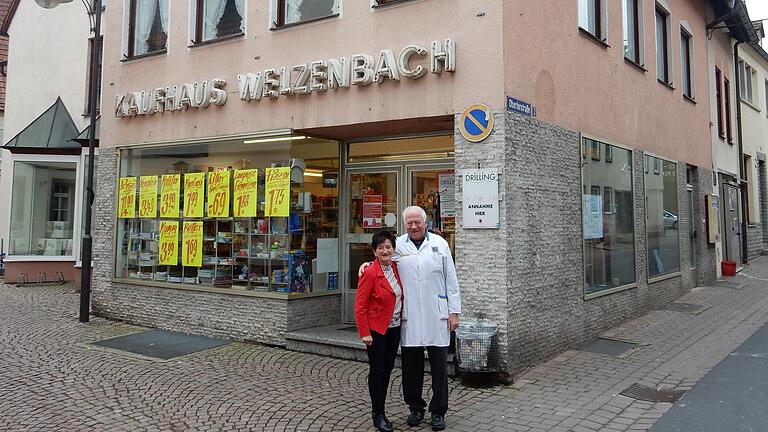 Lore und Hermann Welzenbach vor dem Kaufhaus, das ab April nicht mehr 'ihr Geschäft' und zweites Zuhause sein wird.