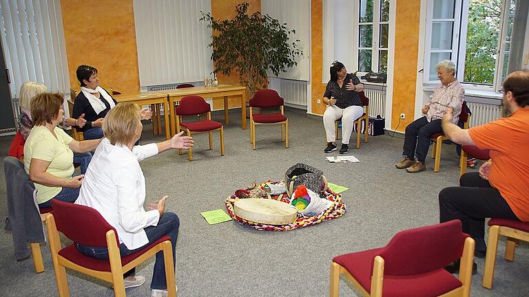 Die Volkshochschule Oberaurach gab mit Schnupperkursen einen Einblick in ihr Programm vom &bdquo;Tanzen im Sitzen&rdquo; (im Bild) bis &bdquo;Frei bewegen &ndash; frei atmen&rdquo; oder &bdquo;Dance Fitness&rdquo;.