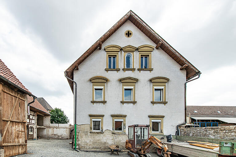 Am alten Wohnhaus stechen sofort die Sandsteinverzierungen an den Fenstern ins Auge.