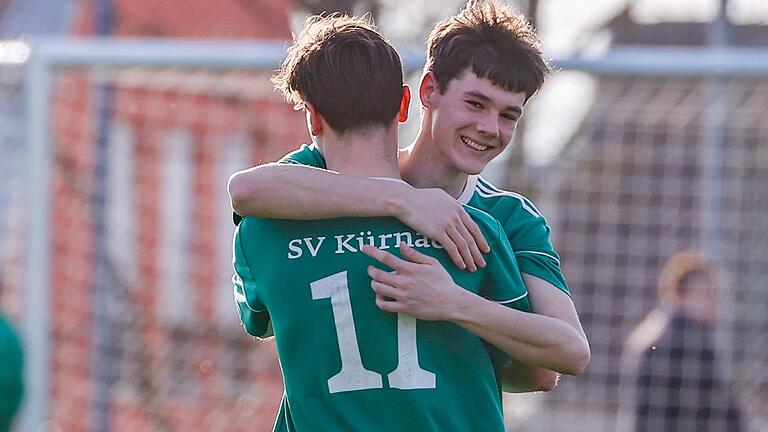 Niklas Ruppert (vorne) und Nico Göbel vom SV Kürnach freuen sich über den deutlichen Sieg im Kreisliga-Spitzenspiel gegen die SpVgg Giebelstadt.