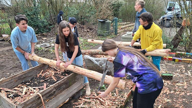 Geschäftiges Treiben herrschte im Schulgarten der Leo-Weismantelschule beim Arbeisteinsatz für den neuen Sandkasten.