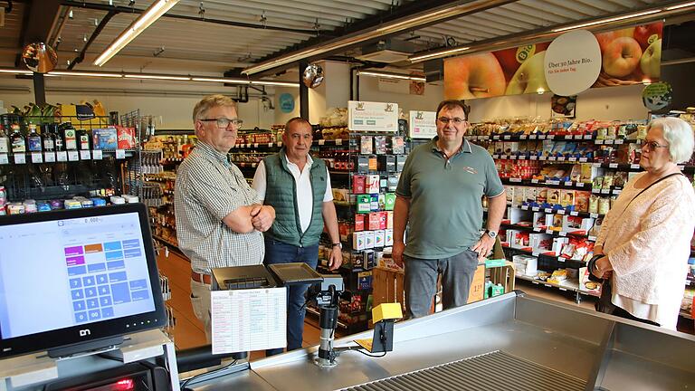 Ein entscheidender Teil der Daseinsvorsorge der Gemeinde Leinach ist der seit etwa eineinhalb Jahren als Eigenbetrieb der Gemeinde geführte Dorfladen, im Bild (von links): UWG-Fraktionssprecher Hans Fiederling, stellvertr. Landrat Alois Fischer, Leinachs Bürgermeister Arno Mager und UWG-Vorstandsmitglied Klara Schömig. Ein entscheidender Teil der Daseinsvorsorge der Gemeinde Leinach ist der seit etwa eineinhalb Jahren als Eigenbetrieb der Gemeinde geführte Dorfladen, im Bild (von links): UWG-Fraktionssprecher Hans Fiederling, stellvertr. Landrat Alois Fischer, Leinachs Bürgermeister Arno Mager und UWG-Vorstandsmitglied Klara Schömig.