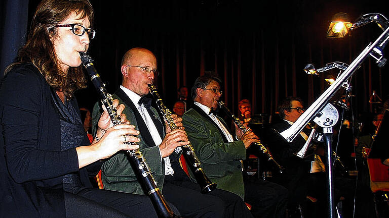 Bayerns Polizeiorchester spielt Benefiz       -  (ng)   Ein abwechslungsreiches Programm hat das Polizeiorchester Bayern beim Benefizkonzert zu Gunsten des Fördekreises &bdquo;Jugendhilfezentrum Maria Schutz&ldquo; in der Kulturhalle Grafenrheinfeld geboten. Dirigent Stefan Weber legte den Schwerpunkt vor der Pause auf konzertante Werke wie die Ouverture zu Rossinis &bdquo;Wilhelm Tell&ldquo;, die &bdquo;Ungarische Rhapsodie Nr. 2&ldquo; von Franz Liszt oder Filmmusiken von Charles Chaplin. Hochklassig und kurzweilig ging es auch nach der Pause weiter mit der Verbreitung von Urlaubsstimmung. Dafür sorgten Stücke wie &bdquo;Summertime&ldquo; von George Gershwin oder der &bdquo;Florentiner Marsch&ldquo;. Herbert Hornig lockerte mit seinen Moderationen gekonnt das Programm auf. Für den Applaus bedankte sich das Orchester mit einem Medley aus Schlagern und Filmmusiken der 1950er Jahre.