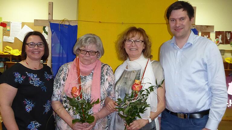 Kindergartenleiterin Daniela Koch (von links) mit den beiden   Jubilarinnen Anna-Rita (Änni) Erhard und Maria Hacker,  sowie Benedikt Keßler, Vorsitzender des Trägervereins. Elisabeth Mehn       -  Kindergartenleiterin Daniela Koch (von links) mit den beiden   Jubilarinnen Anna-Rita (Änni) Erhard und Maria Hacker,  sowie Benedikt Keßler, Vorsitzender des Trägervereins. Elisabeth Mehn