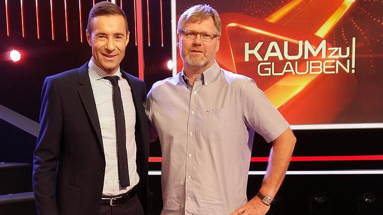 Klaus Perneker, der ehemalige Würzburger Mannschaftstrainer von Dirk Nowitzki, ist am Sonntag in der NDR-Show 'Kaum zu glauben' mit Kai Pflaume (links) zu sehen. Dort müssen Promis erraten, welche außergewöhnliche Geschichte es mit ihm auf sich hat. Foto: Tanja Becher (NDR)