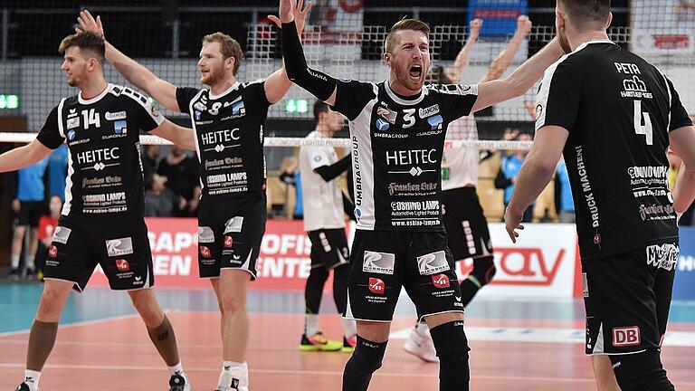 ++ Volleyball, 2.Bundesliga ++
Eltmann Heitec Volleys vs. TV/Djk Hammelburg       -  Der Titel ist eingefahren, der Lizenzantrag eingereicht. Nun werden die wirtschaftlichen Voraussetzungen geprüft, dann steht dem Gang in die Erste Liga nichts mehr im Weg.