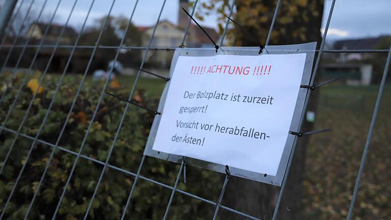 Bürgermeister Michael Wolf sorgt sich um die Sicherheit der Kinder auf dem angrenzenden Spielplatz in Hundelshausen und hat deshalb kürzlich diesen Bereich sperren lassen.