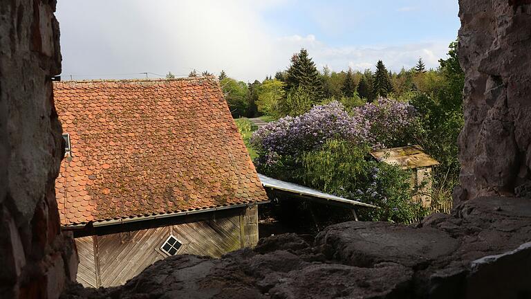 Blick aus dem Obergeschoss des Gutshofs auf blühende Landschaften: So schön ließe es sich am Schwanberg wohnen – wenn die Baustelle denn mal fertig würde.