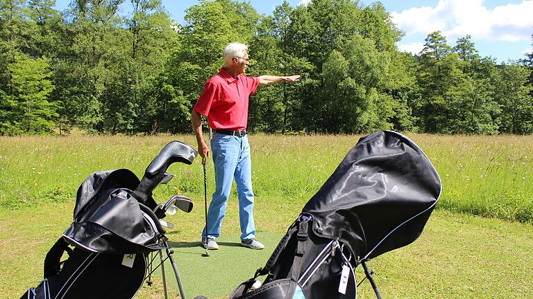 Armin Laake vom Golfclub Bad Kissingen zeigt den neuen Naturgolfplatz im Staatsbad Bad Brückenau. - Armin Laake vom Golfclub Bad Kissingen zeigt den neuen Naturgolfplatz im Staatsbad Bad Brückenau. Armin Laake vom Golfclub Bad Kissingen zeigt den neuen Naturgolfplatz im Staatsbad Bad Brückenau. - Armin Laake vom Golfclub Bad Kissingen zeigt den neuen Naturgolfplatz im Staatsbad Bad Brückenau.