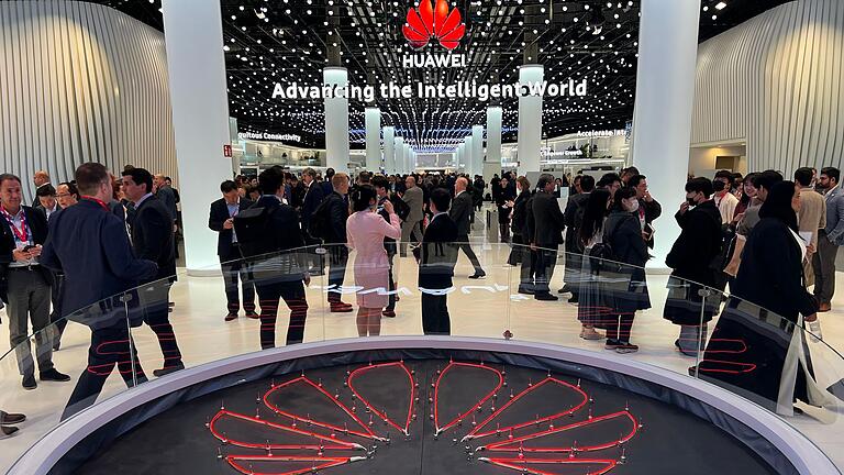 Chinesische Technik soll weitgehend raus aus Mobilfunknetzen       -  Das Logo des chinesischen Technologiekonzerns Huawei ist am Eingang seines Messestandes beim Mobile World Congress (MWC) zu sehen. (Foto-Archiv)