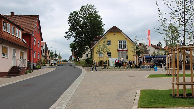 Die Dorferneuerung in Aura an der Saale ist zwar fertiggestellt, doch warten an der Zehnt und Am Hahn weitere Arbeiten.       -  Die Dorferneuerung in Aura an der Saale ist zwar fertiggestellt, doch warten an der Zehnt und Am Hahn weitere Arbeiten.