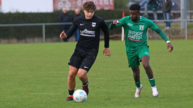 Justin Ziegler (links, Archivbild vom Spiel gegen den TSV Großbardorf) sorgte im Spiel bei Alemannia Haibach für das zweite Tor der DJK Schwebenried/Schwemmelsbach.