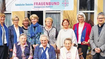 40 Jahre im Frauenbund: Monika Oeynhausen und Rosi Eck ehrten für 40 Jahre Zugehörigkeit Elfi Hülß, Marga Höhn, Gudrun Schmid, Juliane Holzinger. Hierzu gratulierten Karin Post-Ochel und Pfarrer Stefan Eschenbacher auch (vorne von links) Elly Mantel, Adelgunde Hartung und Gunda Wölfl.