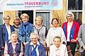 40 Jahre im Frauenbund: Monika Oeynhausen und Rosi Eck ehrten für 40 Jahre Zugehörigkeit Elfi Hülß, Marga Höhn, Gudrun Schmid, Juliane Holzinger. Hierzu gratulierten Karin Post-Ochel und Pfarrer Stefan Eschenbacher auch (vorne von links) Elly Mantel, Adelgunde Hartung und Gunda Wölfl.